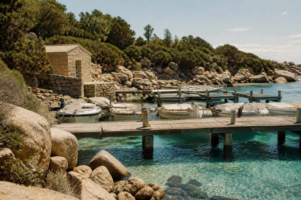 Port de l'île de Cavallo avec pontons en bois et bateaux de plaisance